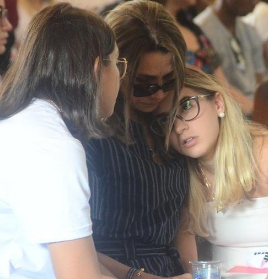 Família e amigos se reúnem na missa de sétimo dia do cantor Gabriel Diniz Família e amigos se reúnem na missa de sétimo dia do cantor Gabriel Diniz