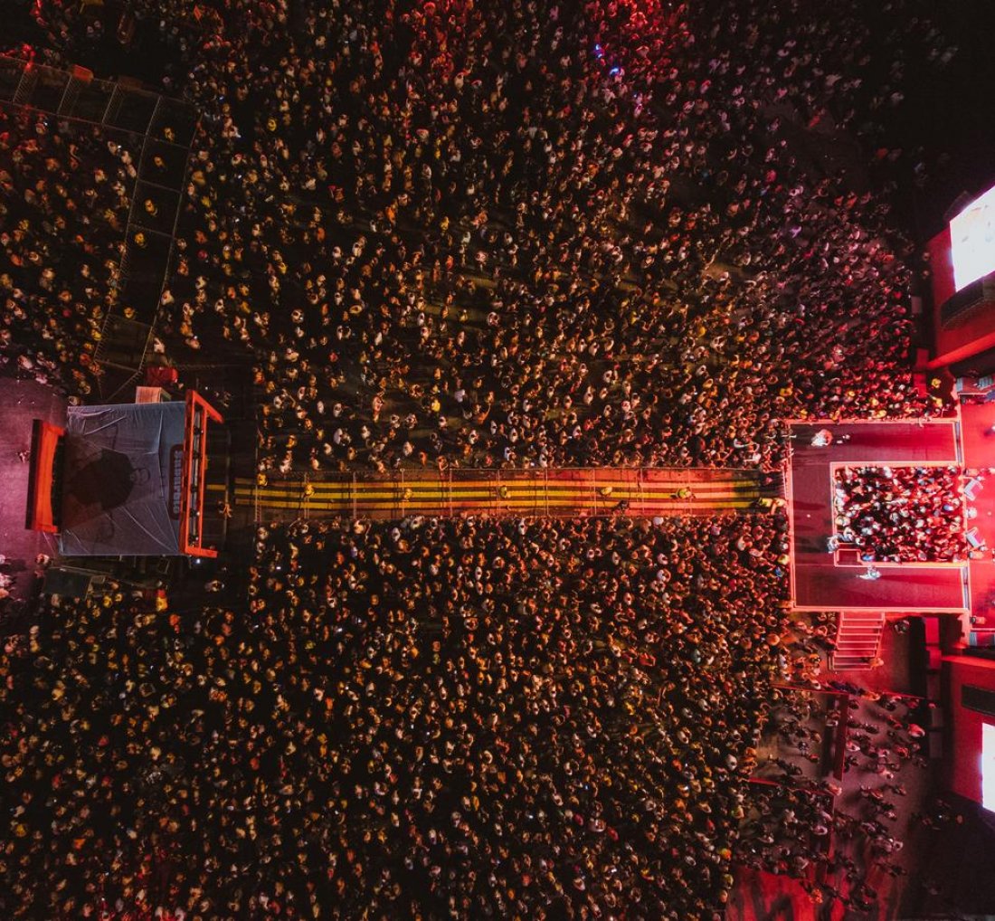 [Subúrbio reúne multidão de pessoas e marca estreia histórica de Tiee em Salvador.]