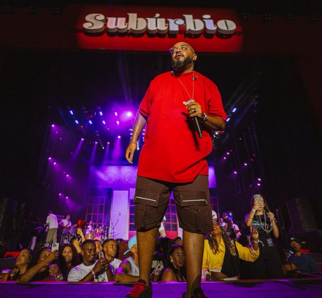 [Subúrbio reúne multidão de pessoas e marca estreia histórica de Tiee em Salvador.]