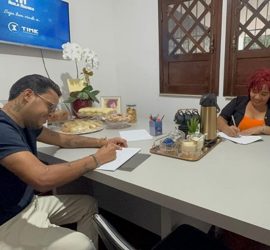 [Do pen drive ao estrelato: Thiago Aquino aposta em Adila Novaes]