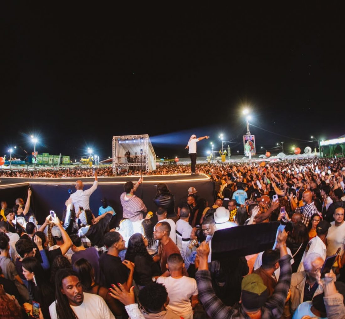 [Bell Marques, Rey Vaqueiro e Mestrinho comandam primeira noite do Circuito Luiz Gonzaga no São João de Cruz]