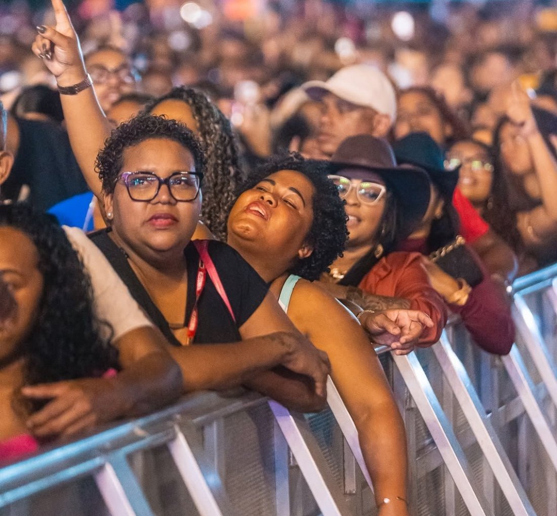 [Klessinha reúne 30 mil pessoas em noite de seresta e arrocha com o “Sem Tirar de Dentro” em Salvador]