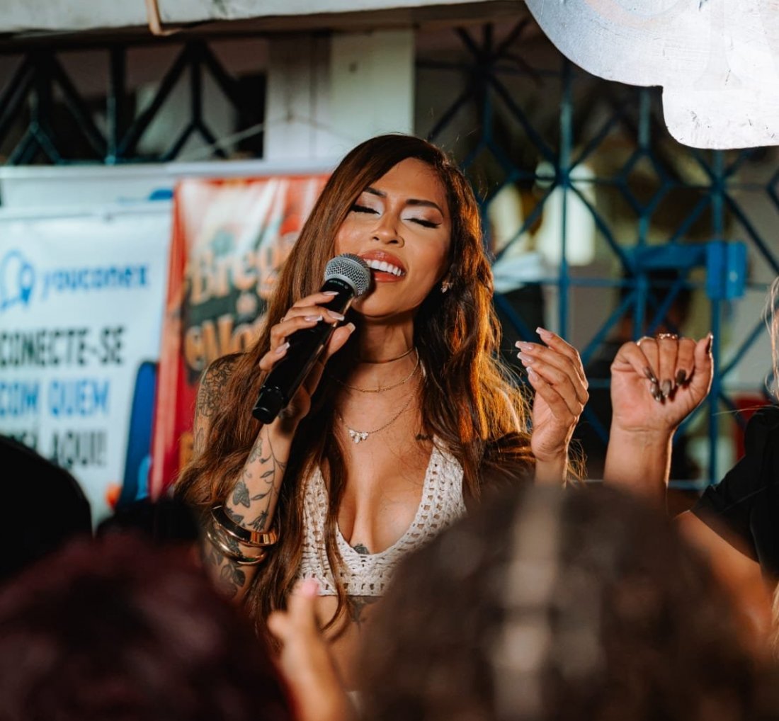 [Simone Morena comemora sucesso de “Brega da Morena” com mais de 200 mil visualizações]