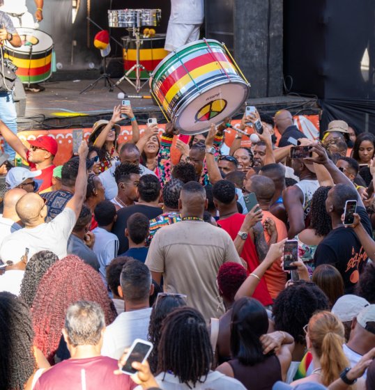[Ensaio do Olodum lota Praça das Artes no Pelourinho]
