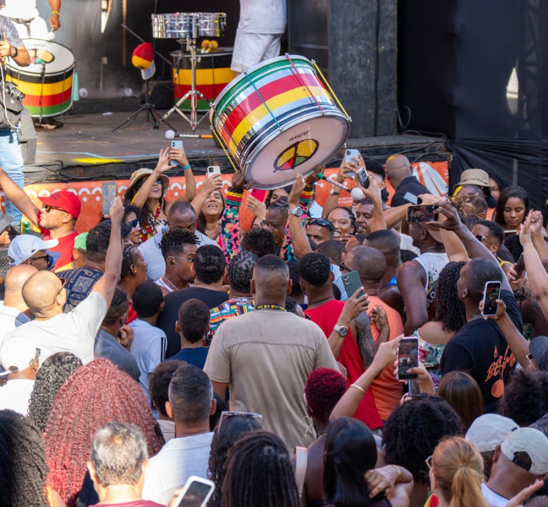 [Ensaio do Olodum lota Praça das Artes no Pelourinho]