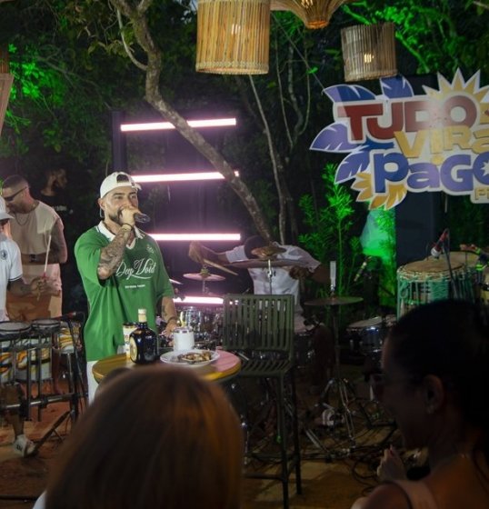 [Papazoni grava segunda edição do projeto “Tudo Vira Pagode” em Praia do Forte]
