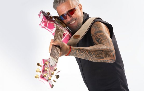 [Tuca Fernandes anuncia audiovisual para celebrar 15 anos de carreira solo]