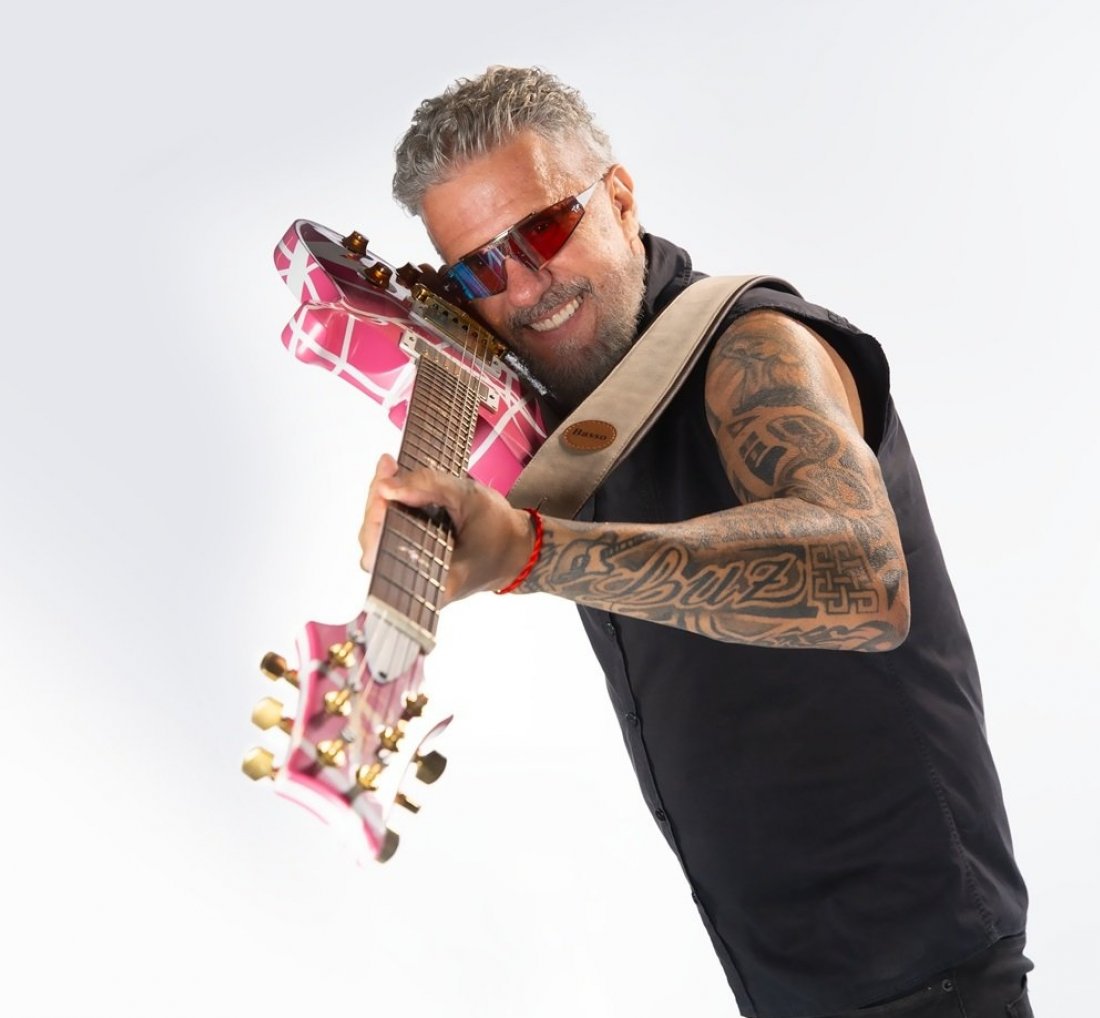 [Tuca Fernandes anuncia audiovisual para celebrar 15 anos de carreira solo]