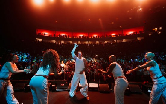 [Xanddy Harmonia abre celebração dos 30 anos de carreira com show lotado na Concha Acústica]