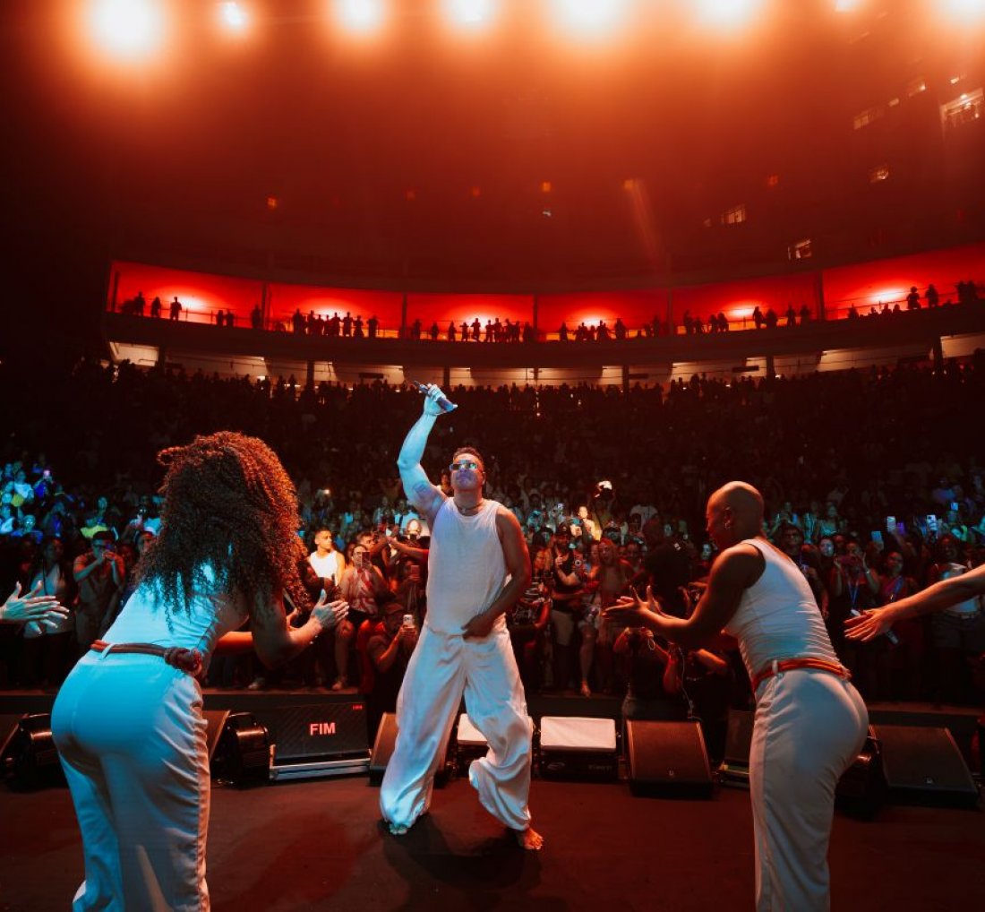 [Xanddy Harmonia abre celebração dos 30 anos de carreira com show lotado na Concha Acústica]