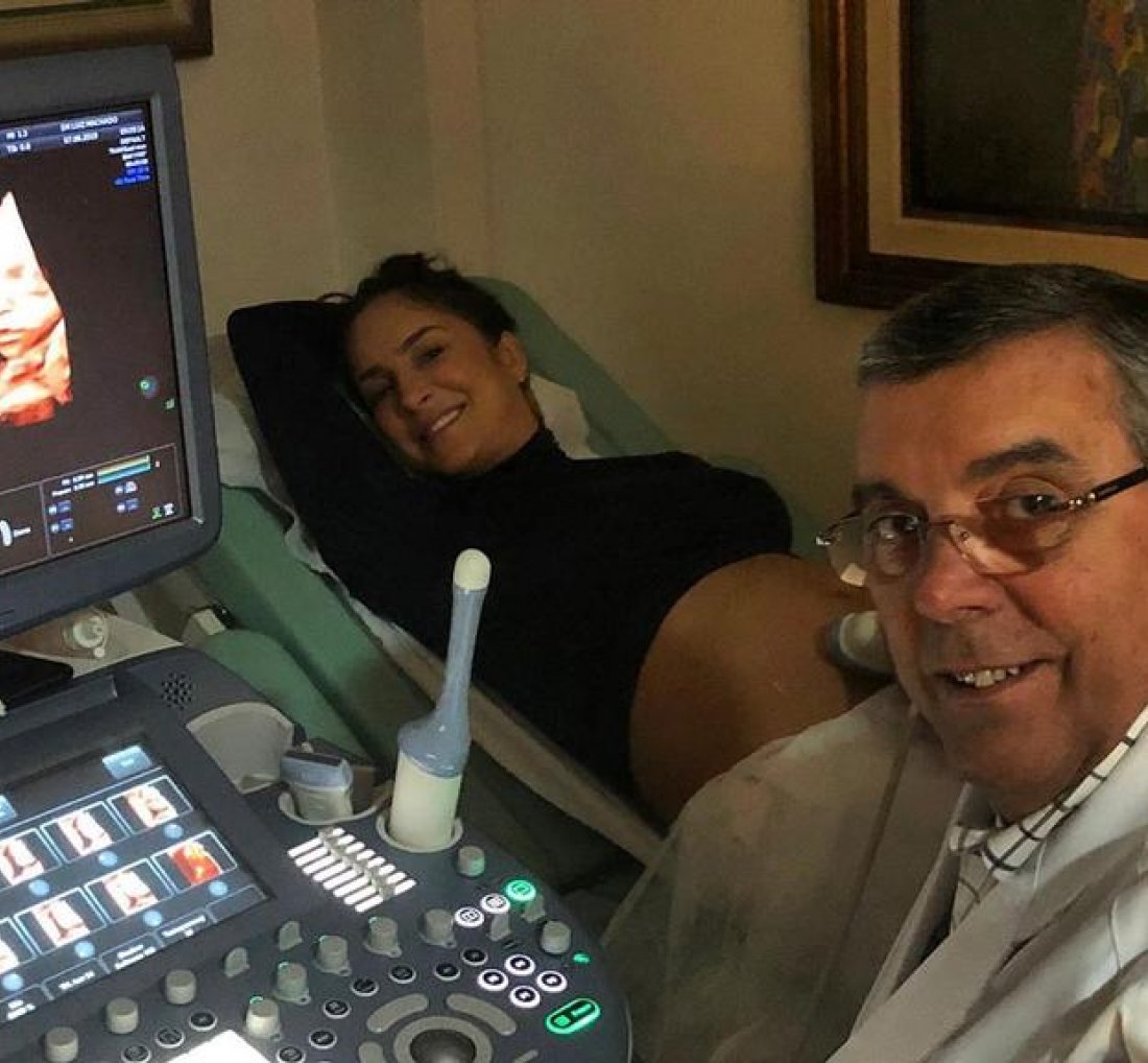 [Claudia Leitte mostra rostinho da filha em ultrassom: ''Cheia de charme'']