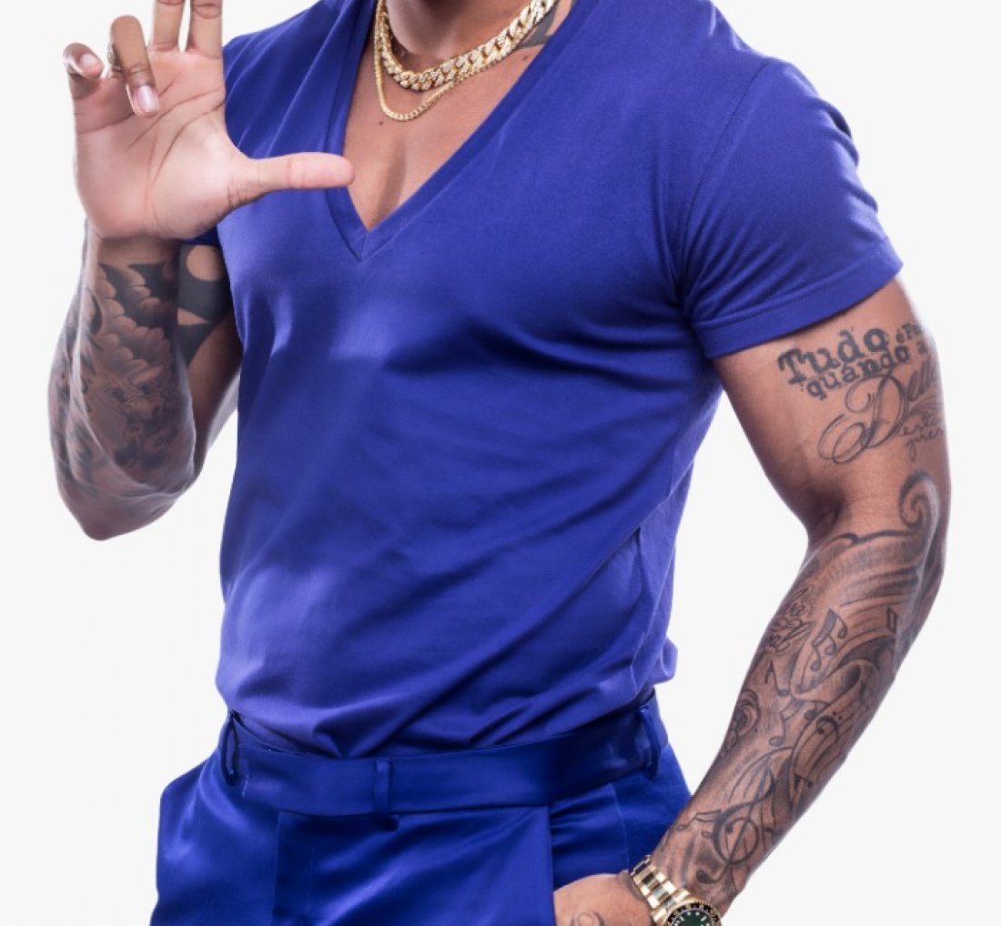 [LÉO SANTANA LANÇA NAS PLATAFORMAS DIGITAIS O EP“O DE SEMPRE NO MESMO PADRÃO” E O CLIPE DA MÚSICA “OLHA COMO ESTÁ MINHA MESA”]
