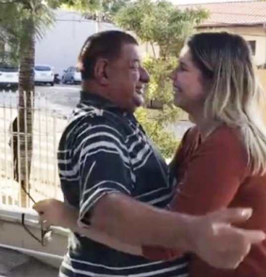 Marília Mendonça emociona web ao visitar fã em asilo; Marília Mendonça emociona web ao visitar fã em asilo;