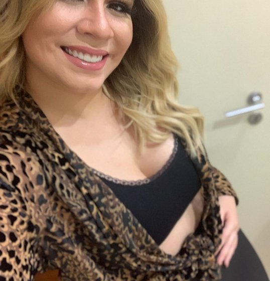 Grávida, Marília Mendonça fotografa acariciando a barriga antes de show