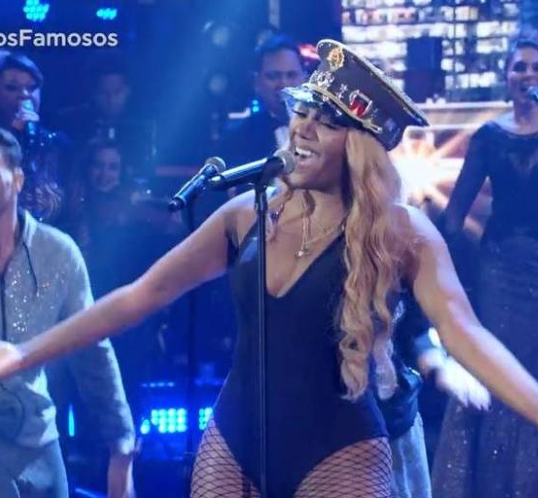 [Ludmilla ganha disco de ouro e duplo de platina]