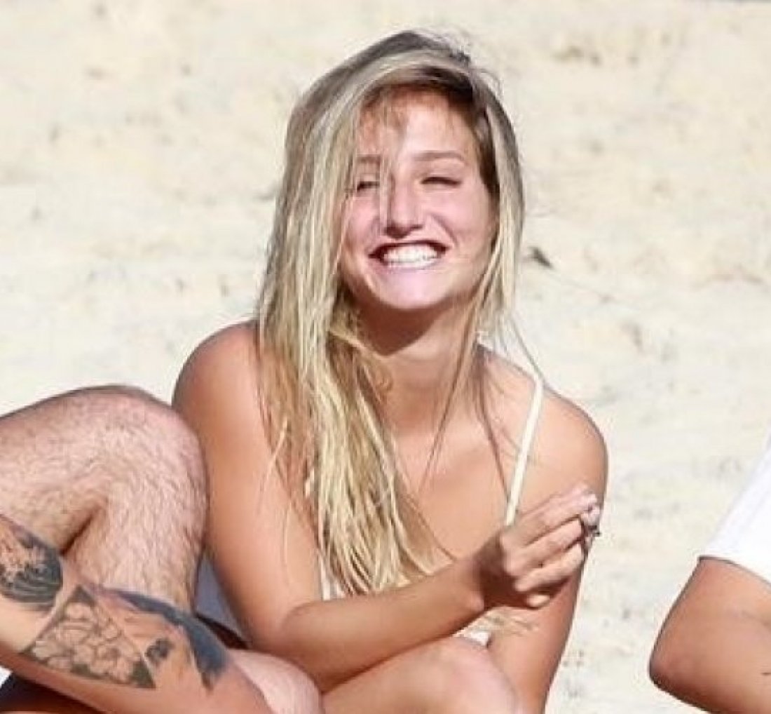 [Atriz da Globo é flagrada fumando na praia com amigos e assessoria esclarece: 