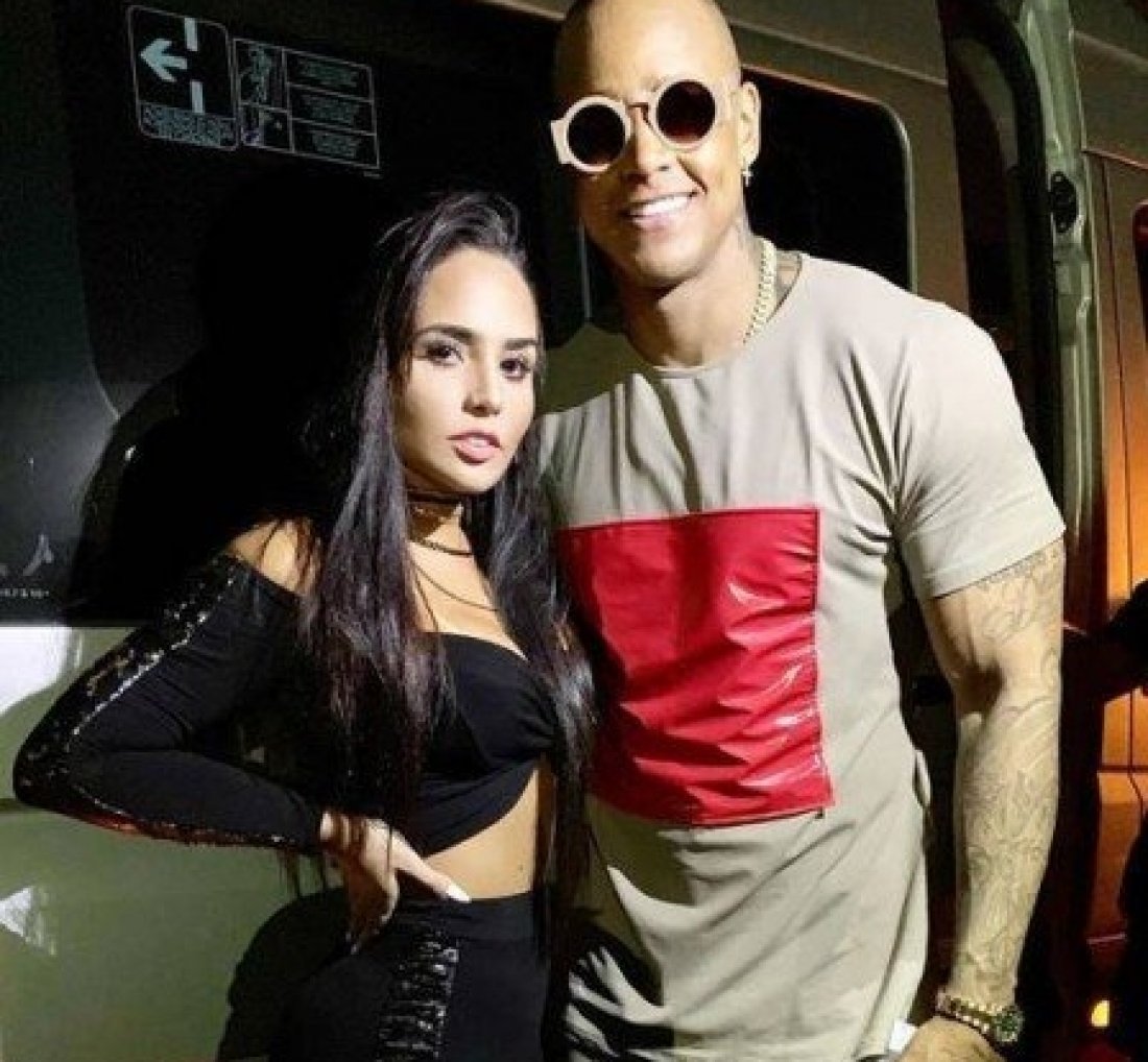 [Léo Santana posa com ex após show no Rio de Janeiro]