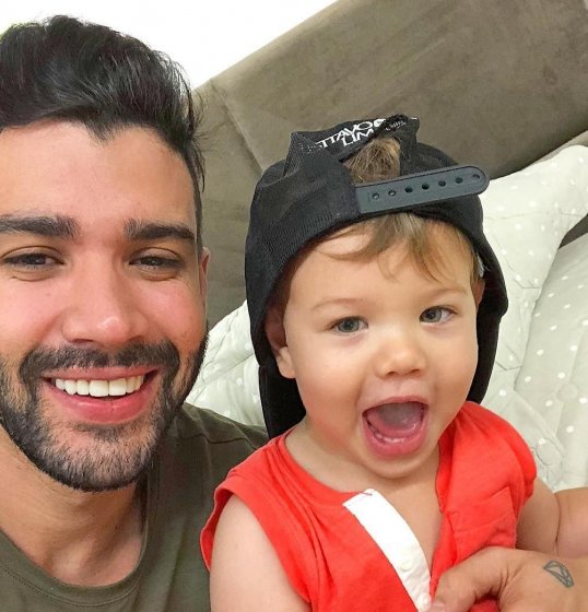 Fofura! Filho de Gusttavo Lima se aventura no piano: ''É hit, bebê''