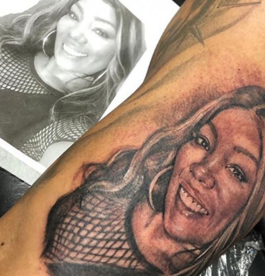 Namorado da mãe de Ludmilla faz surpresa e tatua o rosto da amada