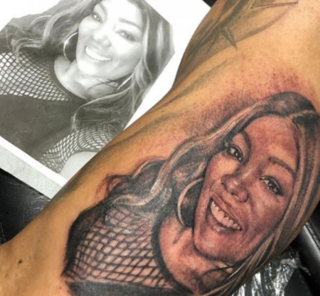 [Namorado da mãe de Ludmilla faz surpresa e tatua o rosto da amada]