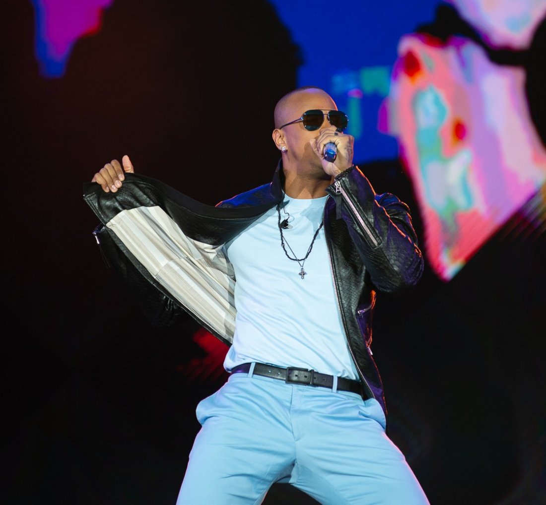 [Léo Santana 'pede licença' ao sertanejo e faz Arena de Barretos ir até o chão com pagode baiano ]