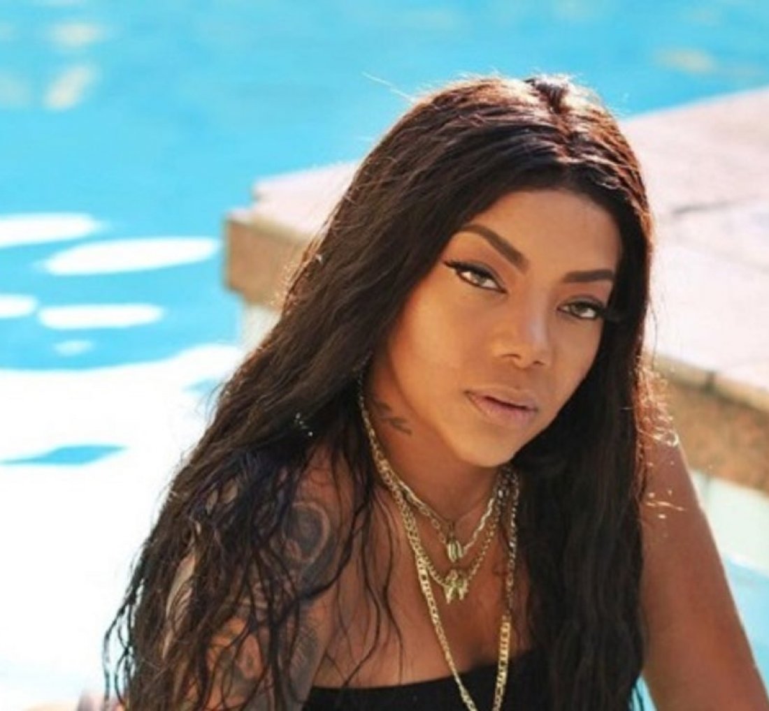 [Ludmilla é arranhada e tem cabelo puxado em saída de show]