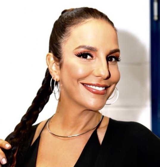 Ivete Sangalo faz a festa na porta de hotel