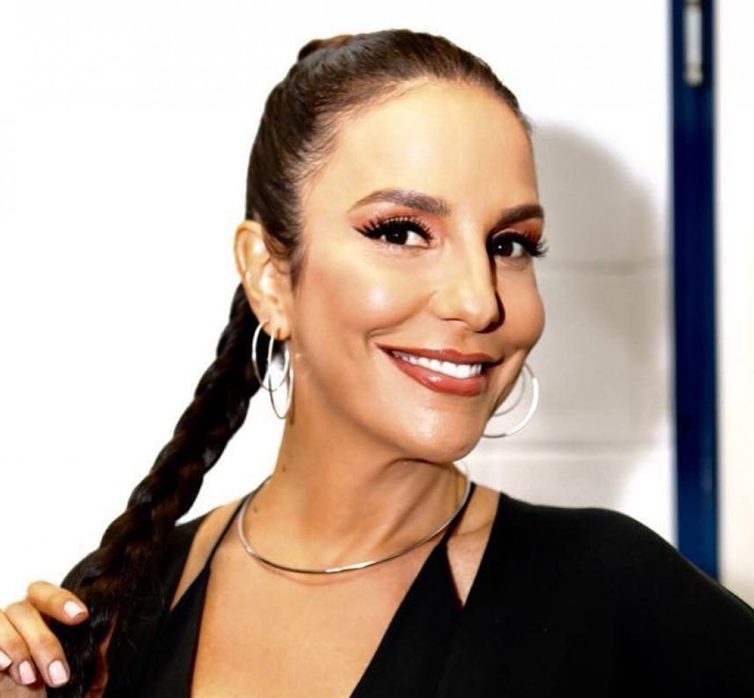 [Ivete Sangalo faz a festa na porta de hotel]