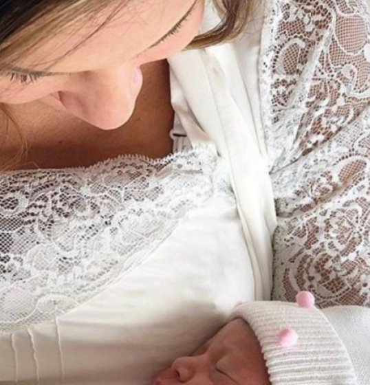 Claudia Leitte faz vídeo com a filha, Bela, e canta ao deixar maternidade. Claudia Leitte faz vídeo com a filha, Bela, e canta ao deixar maternidade.