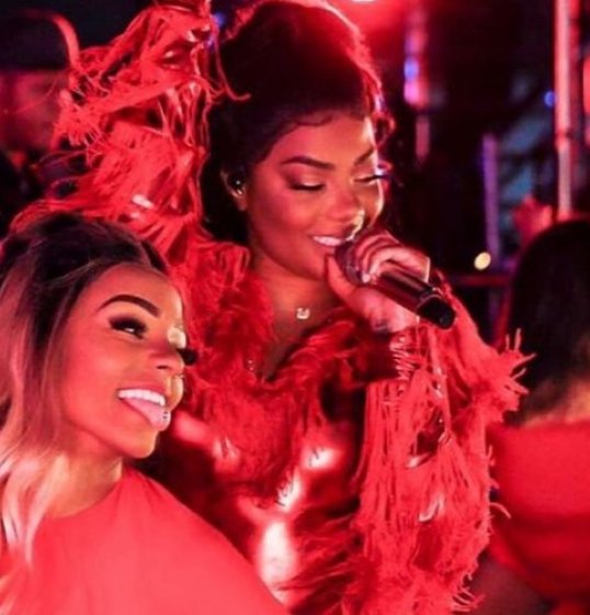 Ludmilla e namorada são atacadas em show e cantora revida agressão; veja vídeo Ludmilla e namorada são atacadas em show e cantora revida agressão; veja vídeo