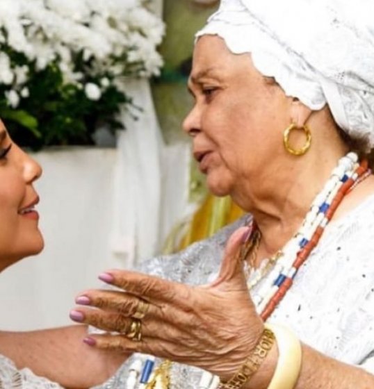 Ivete Sangalo vira alvo de intolerância religiosa após foto com ialorixá nas redes sociais Ivete Sangalo vira alvo de intolerância religiosa após foto com ialorixá nas redes sociais