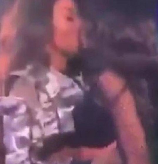 Ludmilla dá selinho em Brunna Gonçalves durante show; veja vídeo